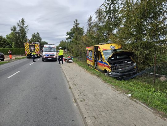 Zderzenie karetki z lawetą w Szatkach. Dwie osoby poszkodowane