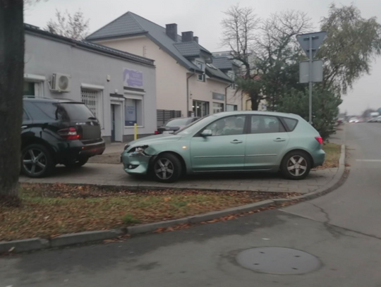 Zderzenie Mazdy i Mercedesa na os. Południe. 56-latka wymusiła pierwszeństwo