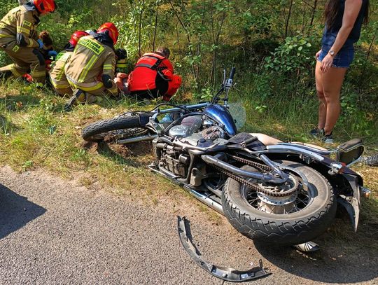 Zderzenie motocykla i auta osobowego. Mężczyzna trafił do szpitala