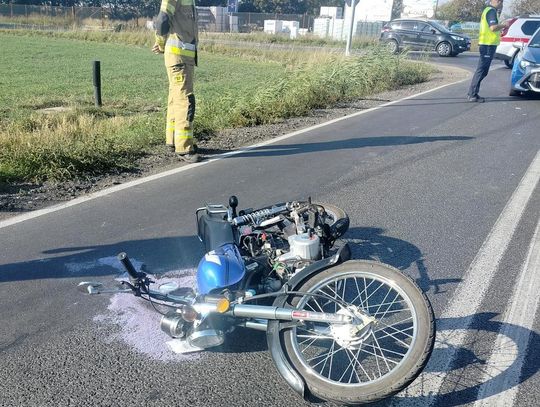 Zderzenie motoroweru z mercedesem w Osięcinach. Motorowerzysta trafił do szpitala