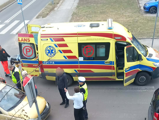 Zderzenie na skrzyżowaniu Leśnej i Ptasiej. Na miejscu policja i pogotowie Zderzenie na skrzyżowaniu Leśnej i Ptasiej. Na miejscu policja i pogotowie