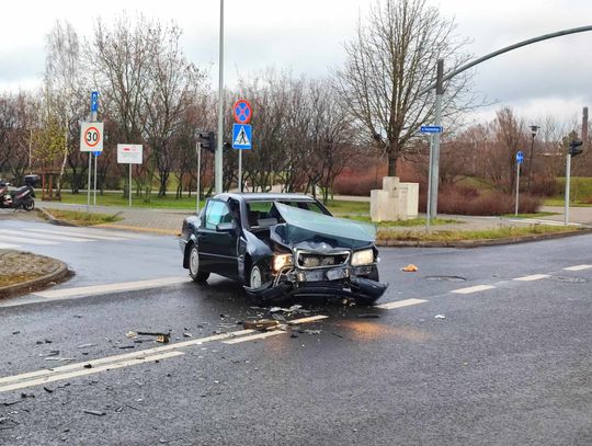 Zderzenie Opla i Mercedesa na skrzyżowaniu ul. Okrężnej i Kraszewskiego