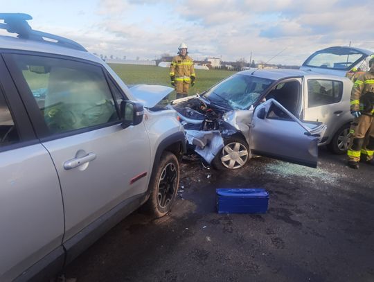 Zderzenie pojazdów Jeep i Dacia w Wilkowiczkach. Na miejscu 5 zastępów straży