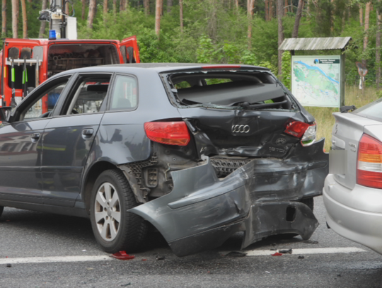 Zderzenie pojazdów na drodze Włocławek-Kowal. Ruch odbywa się wahadłowo
