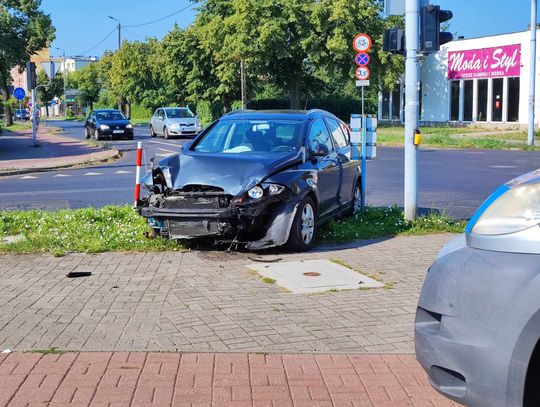 Zderzenie pojazdów na os. Południe. 5-letnia dziewczynka przewieziona do szpitala