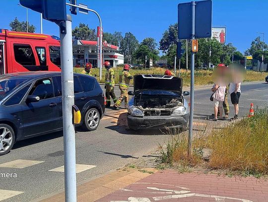 Wjazd na ul. Wieniecką zablokowany, kolizja pojazdów. Jednym podróżowało dziecko