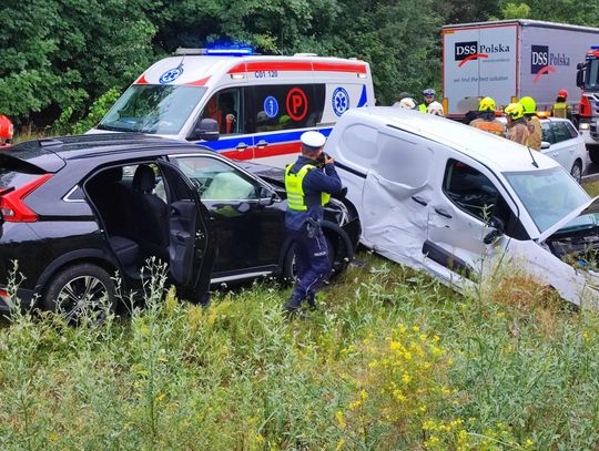 Zderzenie pojazdów na trasie Włocławek- Brześć. Toyota w rowie, ambulans na miejscu