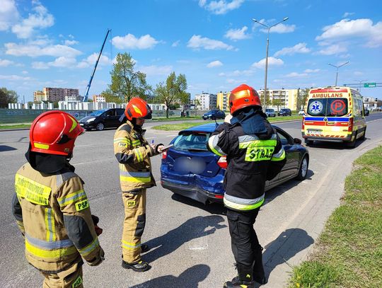 Zderzenie pojazdów na ul. Kruszyńskiej. Ruch odbywa się jednym pasem