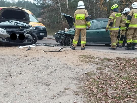 Zderzenie pojazdów w Skrzynkach. Sprawca uciekł z miejsca zdarzenia