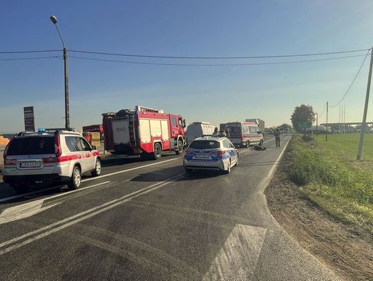 Zderzenie pojazdu dostawczego, osobowego i motoroweru w Osięcinach