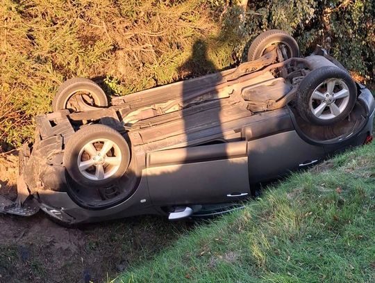 Zderzenie Renault i Nissana. Pojazd osobowy dachował w rowie