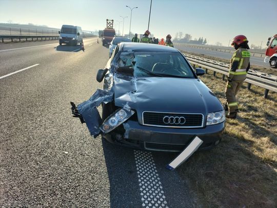 Zderzenie samochodu osobowego i ciężarówki na autostradzie A1. Na miejscu trzy jednostki straży pożarnej