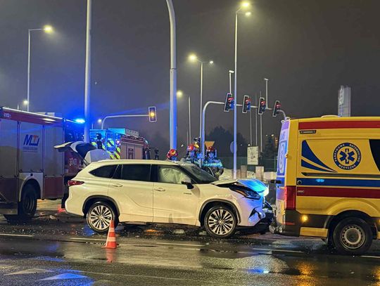 Zderzenie toyoty i volkswagena na skrzyżowaniu. Będzie postępowanie