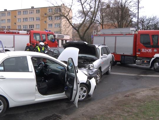 Zderzenie trzech aut na skrzyżowaniu ulic Barskiej i Żytniej. Kursantka nauki jazdy w szpitalu
