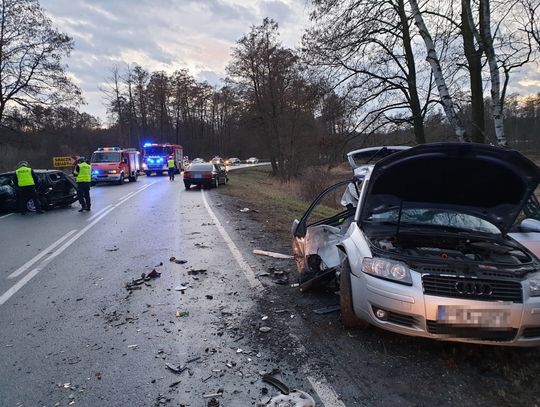 Zderzenie trzech aut okazało się tragiczne w skutkach. W wyniku odniesionych ran zmarł 27-latek. Są zarzuty prokuratorskie