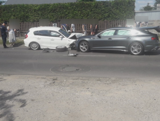 Zderzenie trzech pojazdów na ulicy Ostrowskiej. Jedna osoba trafiła do szpitala