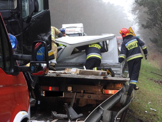 Zderzenie trzech pojazdów przy skrzyżowaniu z ul. Wiejską. Jedna osoba walczy o życie w szpitalu
