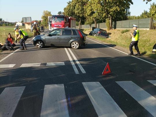 Zderzenie trzech pojazdów w Bogucinie. Dwie osoby trafiły do szpitala