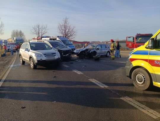 Zderzenie trzech samochodów na DK67 w Łochocinie. Trzy osoby trafiły do szpitala