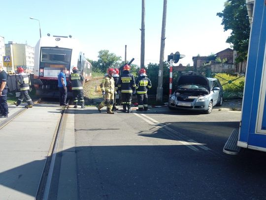 Zderzył się z pociągiem. Policjanci odebrali 70-letniemu kierowcy prawo jazdy