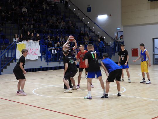Grupa High School Basketball zorganizowała turniej w hali OSiR. 450 widzów na trybunach