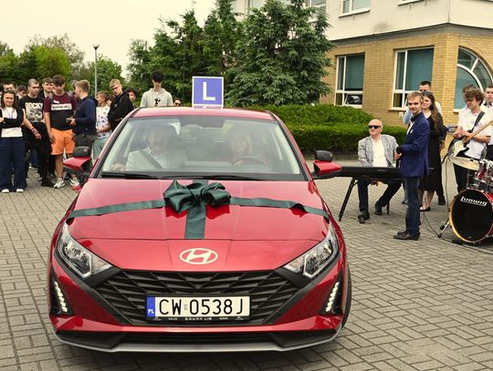 Zespół Szkół Samochodowych otrzymał dwa nowe auta osobowe i pojazd ciężarowy