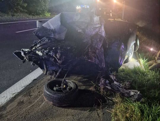 Zjechał na pobocze i uderzył w drzewo. Pojazd stanął w płomieniach. Wypadek śmiertelny w gm. Lipno