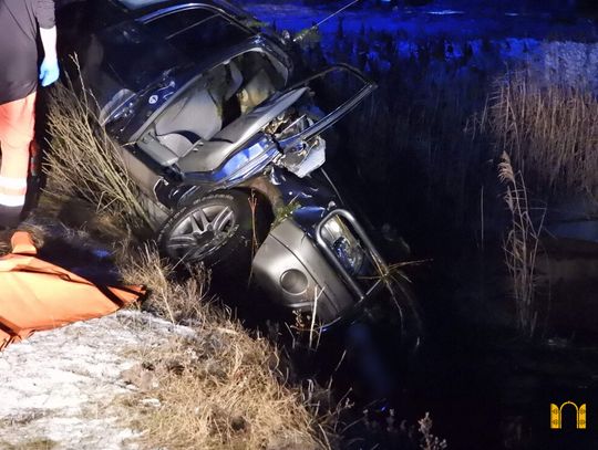 Zjechali z drogi i wpadli do stawu, obaj ponieśli śmierć. Prokurator podał przyczyny grudniowej tragedii w Grodztwie 