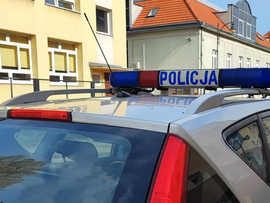 Złodziej zbił szybę w BMW i ukradł plecak. Policjanci apelują o ostrożność