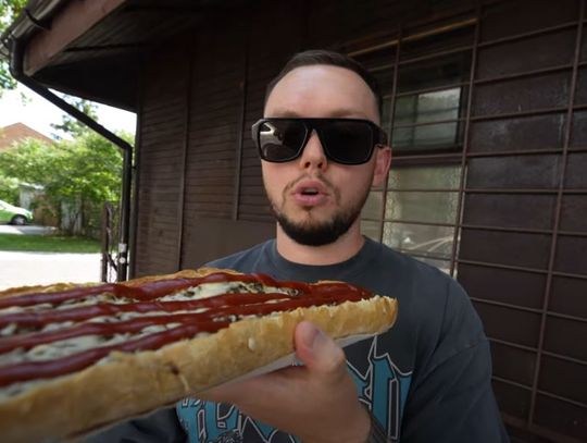 Znany youtuber odwiedził Włocławek. Ocenił pierogarnie i jadł zapiekanki...