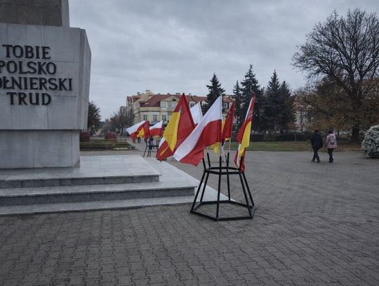 Znieważenie symboli narodowych w centrum Włocławka. Są zarzuty dla dwóch osób