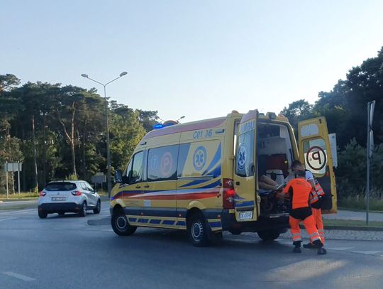Znów wypadek na rondzie Falbanka. Jedna z osób została odwieziona do szpitala 