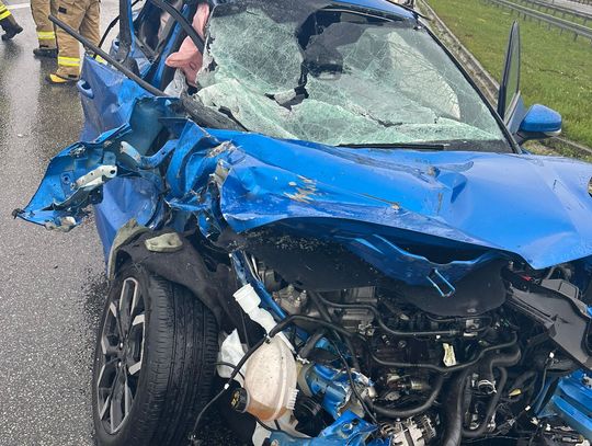 Znów zderzenie na A1, tym razem w rejonie Pikutkowa. Ford uderzył w bariery, jedna osoba poszkodowana