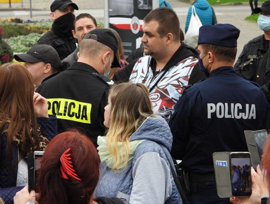 Zorganizowali protest. Policja interweniowała w związku z wulgaryzmami i brakiem masek