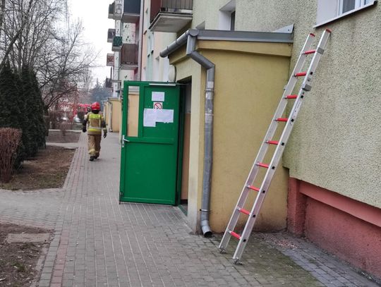 Strażacy wchodzili do 80 latki przez balkon - kobieta wymagała pomocy