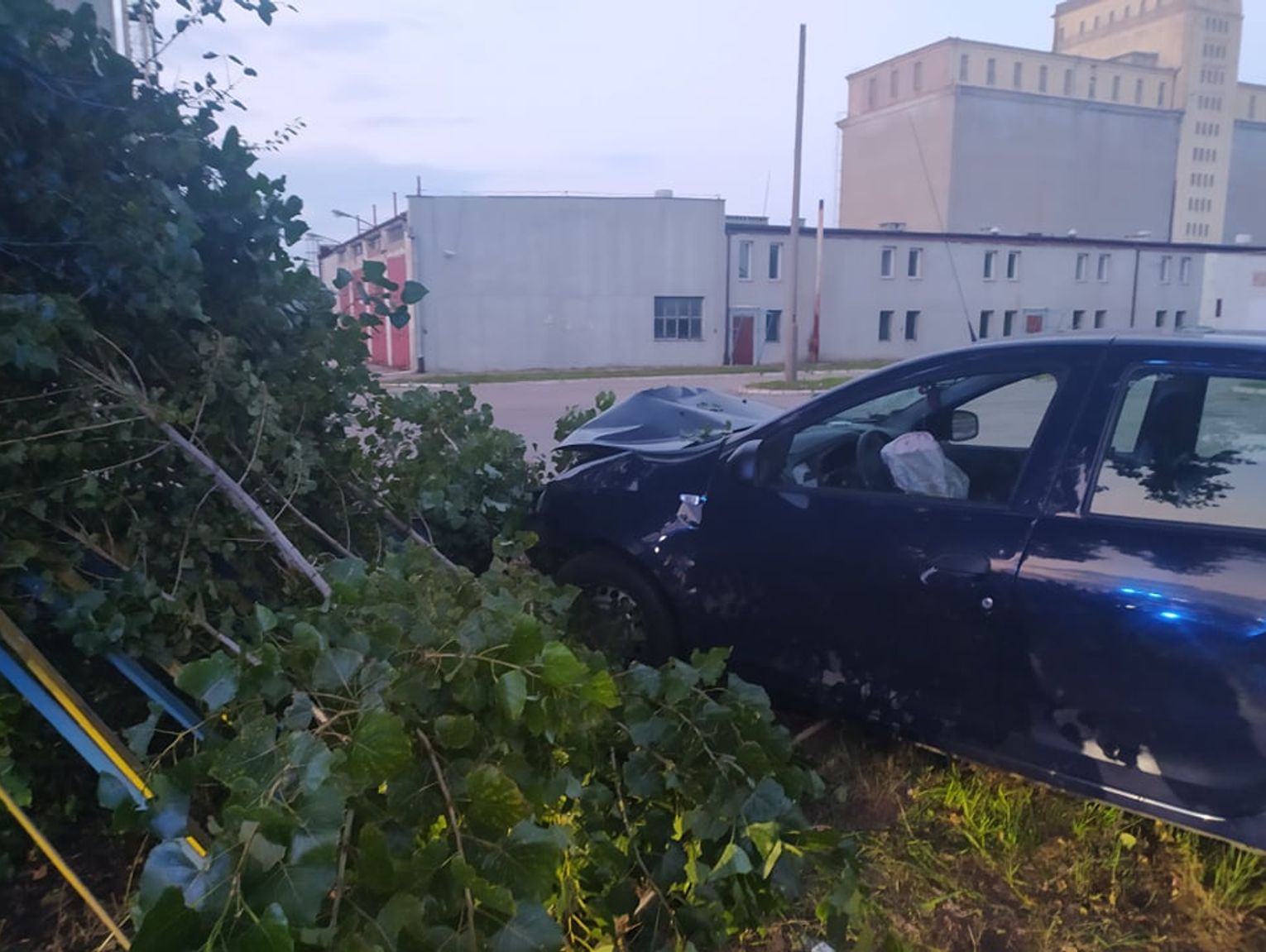 Dacia Przebiła Ogrodzenie Na Ul Płockiej Kierowca Miał 25 Promila Alkoholu 0026