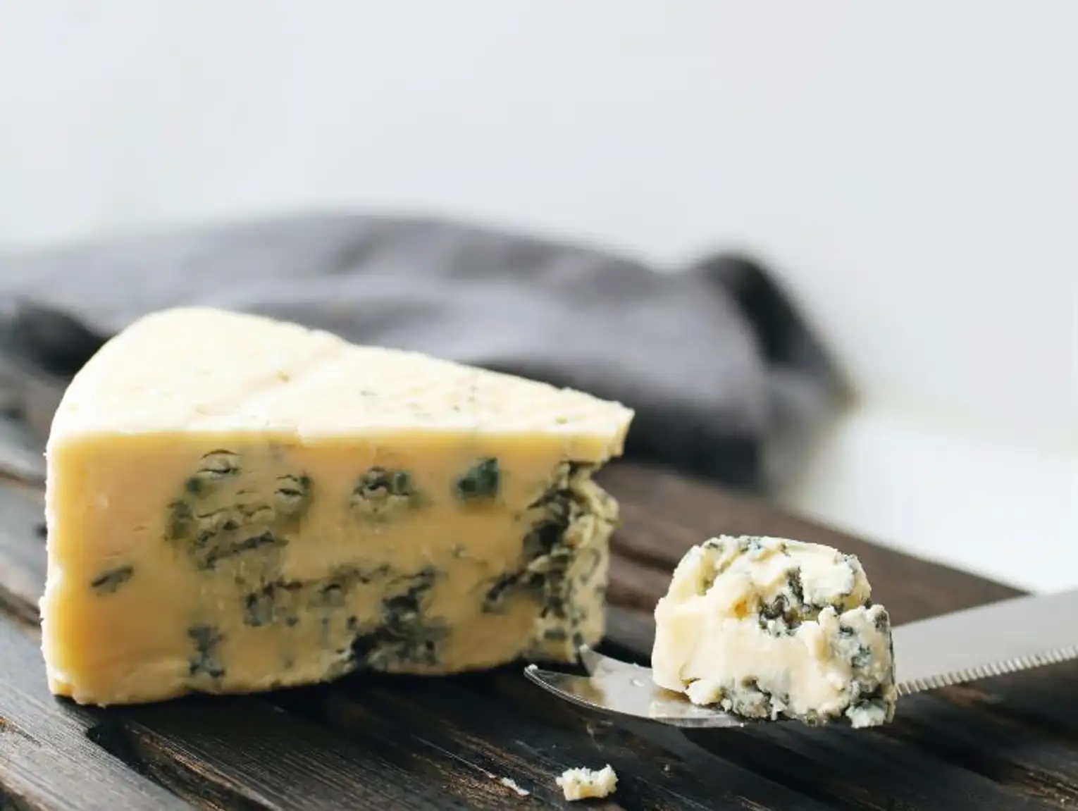 Metalowe elementy w serze pleśniowym. Chodzi o Sainte Maure Chevre