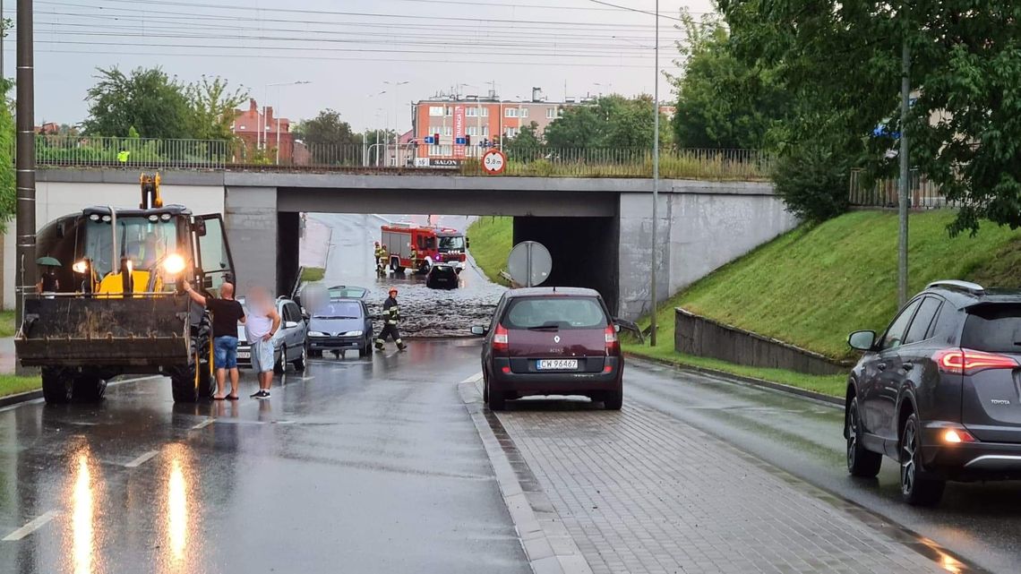 100 interwencji z powodu ulewy. Straż musiała wypompować wodę z ul.Kapitulnej
