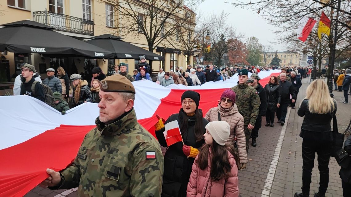 100-metrowa biało-czerwona na Śródmieściu. 11 listopada we Włocławku 100-metrowa biało-czerwona na Śródmieściu. 11 listopada we Włocławku
