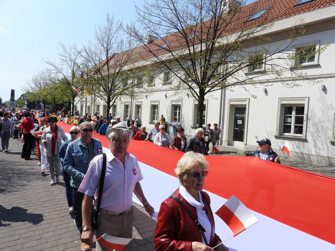 100 metrowa biało-czerwona na ul. 3 Maja. Włocławek uczcił Dzień Flagi Rzeczypospolitej Polskiej