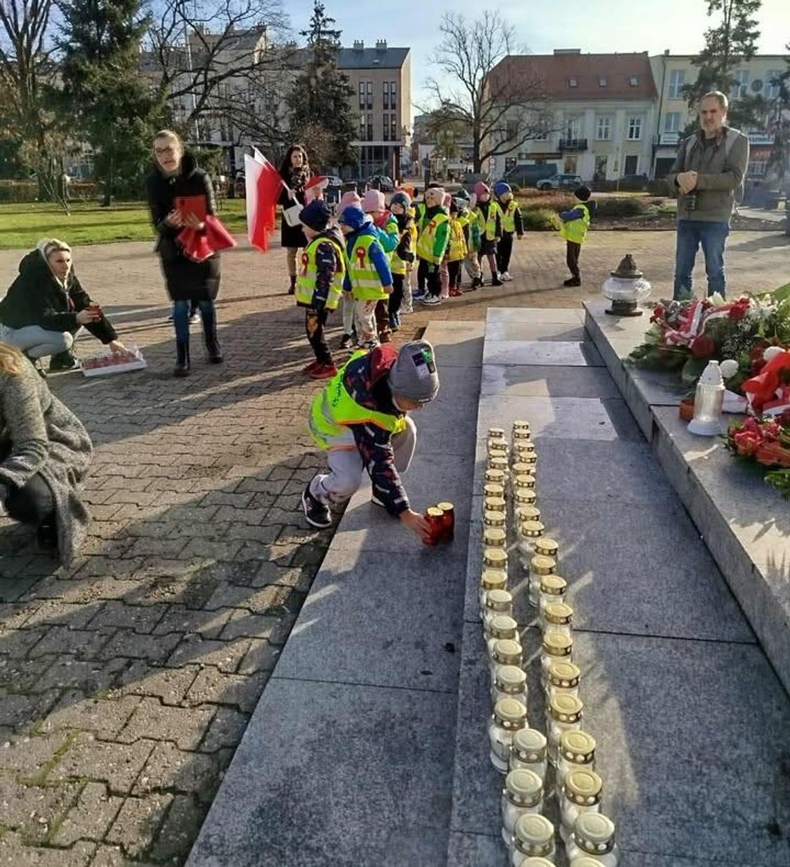 107 świateł pamięci – żywy most wolności na Placu Wolności we Włocławku