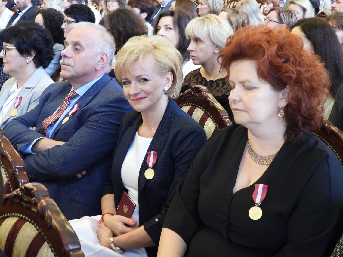 164 nauczycieli i innych pracowników oświaty z rejonu włocławskiego nagrodzonych przez kuratora oświaty
