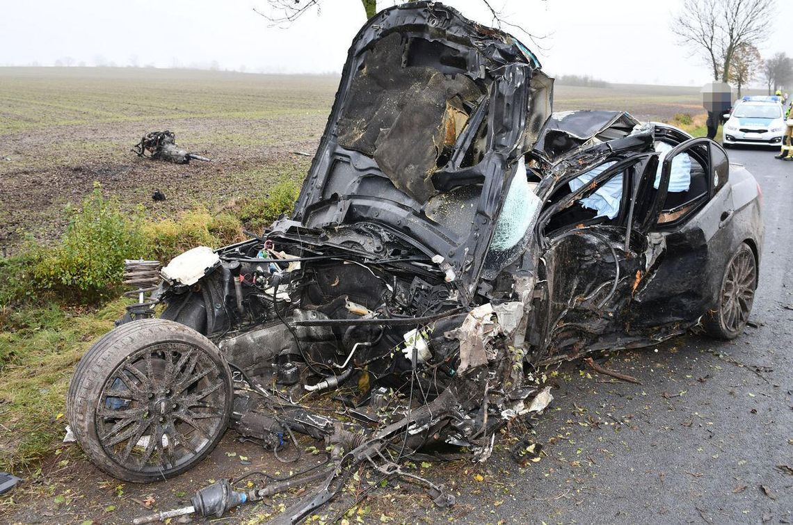 18-nastolatek wyprzedzał BMW na prostej drodze, tyle zostało po aucie
