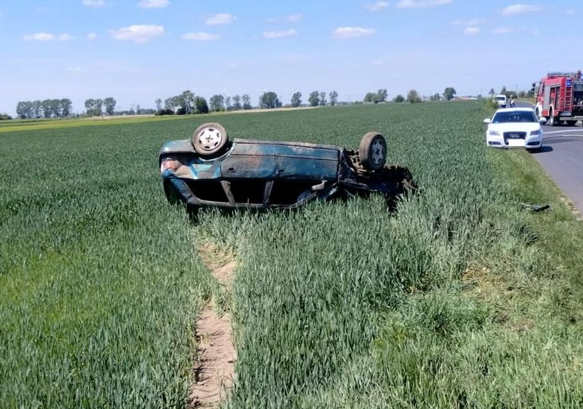 19-latka wymusiła pierwszeństwo. Jedno z aut dachowało na polu