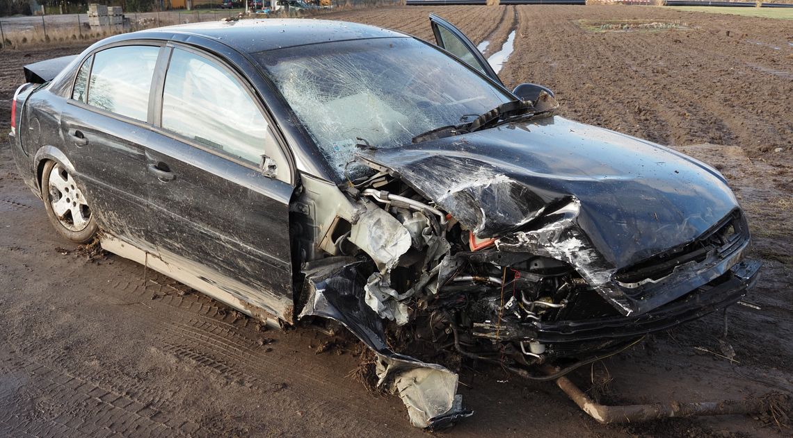 19-letni kierowca miał 1,2 promila - uderzył w budynek i ogrodzenie