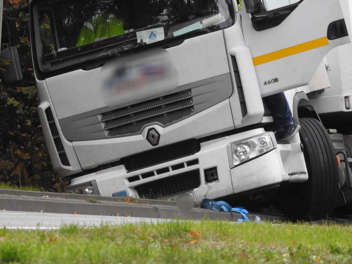 19-nastolatek wymusił pierwszeństwo. Kierowca ciężarówki wypadł z drogi