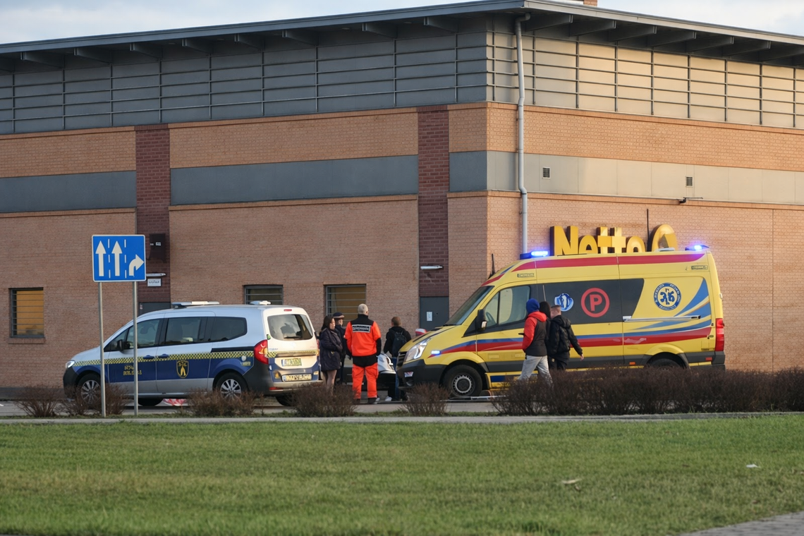 20-latek z 4 promilami terroryzował przechodniów przy Netto. Zakończył w kajdankach i w szpitalu 20-latek z 4 promilami terroryzował przechodniów przy Netto. Zakończył w kajdankach i w szpitalu