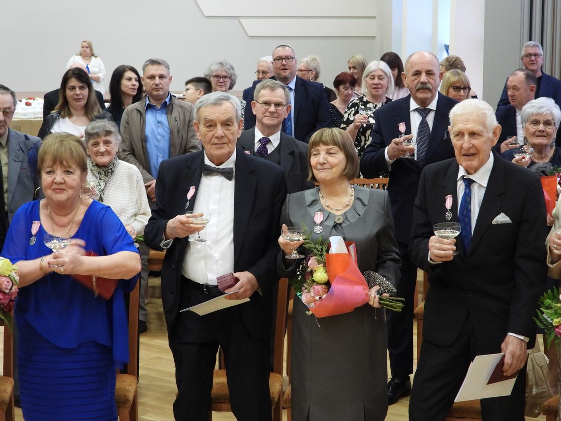 21 par małżeńskich odebrało gratulacje - złote i diamentowe jubileusze małżeńskie w ratuszu