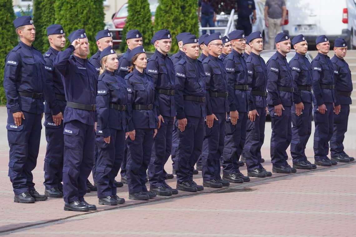 21 policjantów złożyło ślubowanie, trzech z nich trafi do komendy we Włocławku