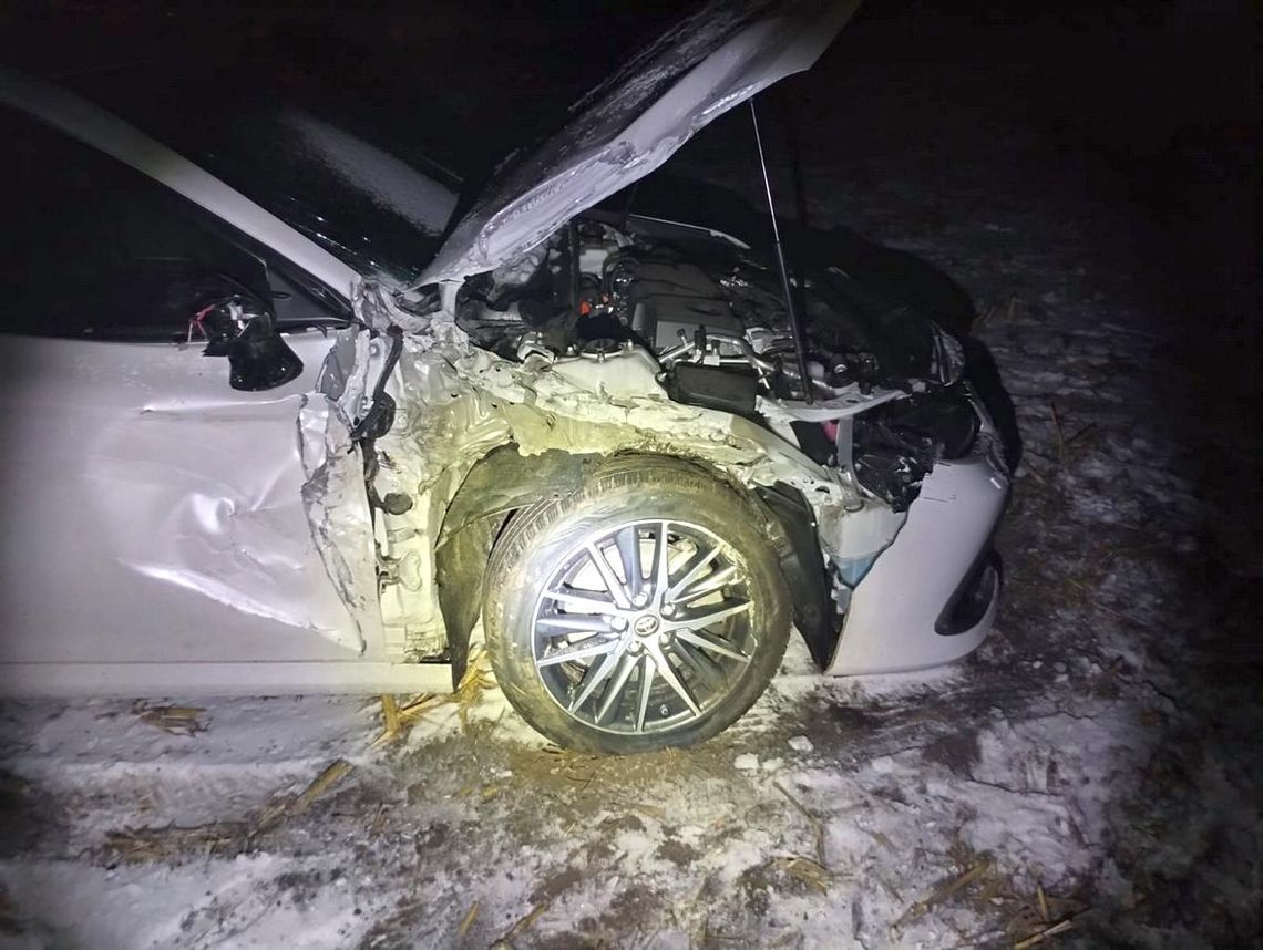 22-latek stracił panowanie nad Toyotą. Auto wypadło z drogi 22-latek stracił panowanie nad Toyotą. Auto wypadło z drogi